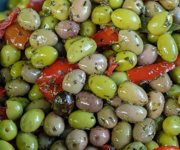 Greckie oliwki i tuńczyk w puszce — poznaj kilka pomysłów na szybkie dania w śródziemnomorskim stylu