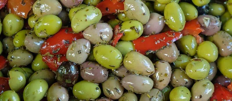 Greckie oliwki i tuńczyk w puszce — poznaj kilka pomysłów na szybkie dania w śródziemnomorskim stylu